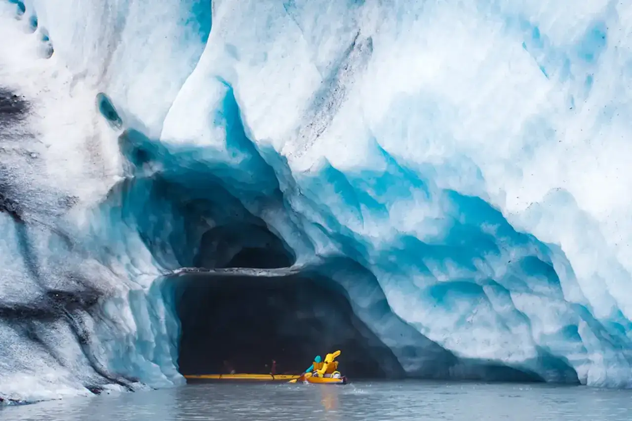 Przewodnik po atrakcjach sezonowych na Alasce latem: co warto wiedzieć
