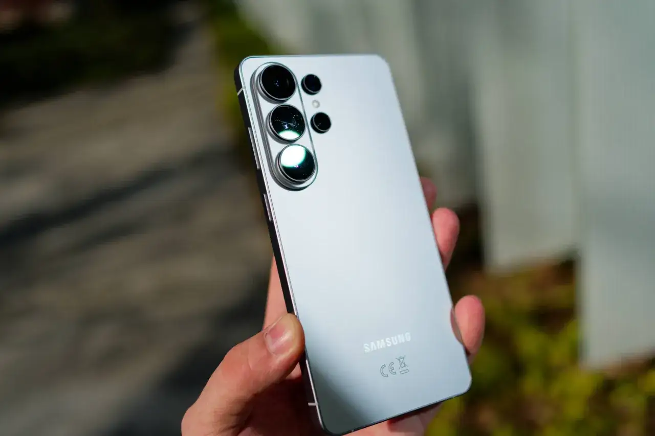 Srebrny Samsung z wieloma obiektywami aparatu, wygląda jak najnowszy samsung.