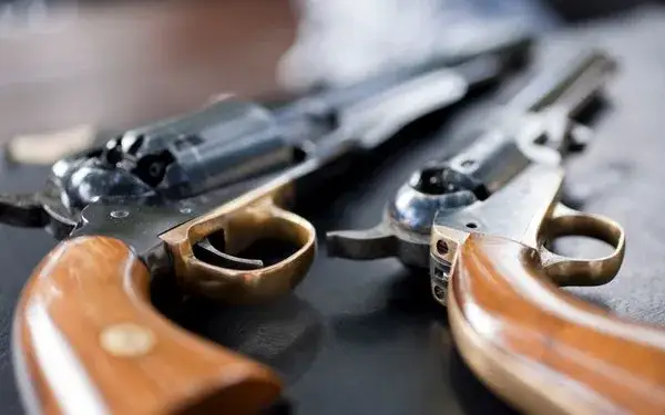 Czy broń czarnoprochowa jest legalna? Nowe zasady i rejestracja