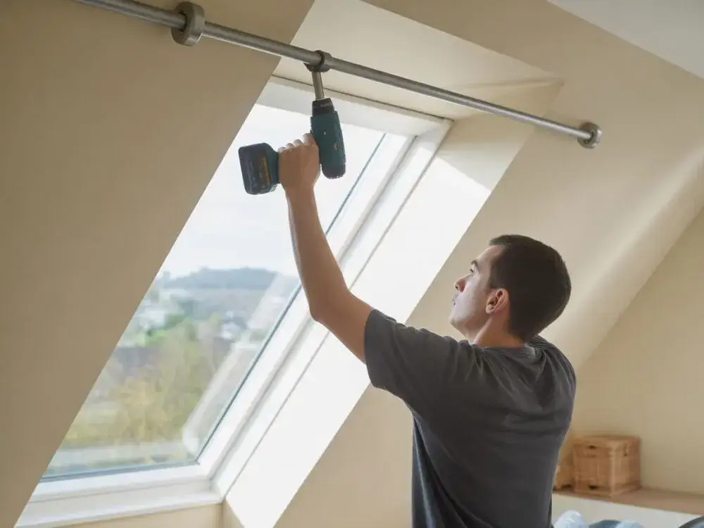 Jak zamontować karnisz na skosach i uniknąć błędów montażowych