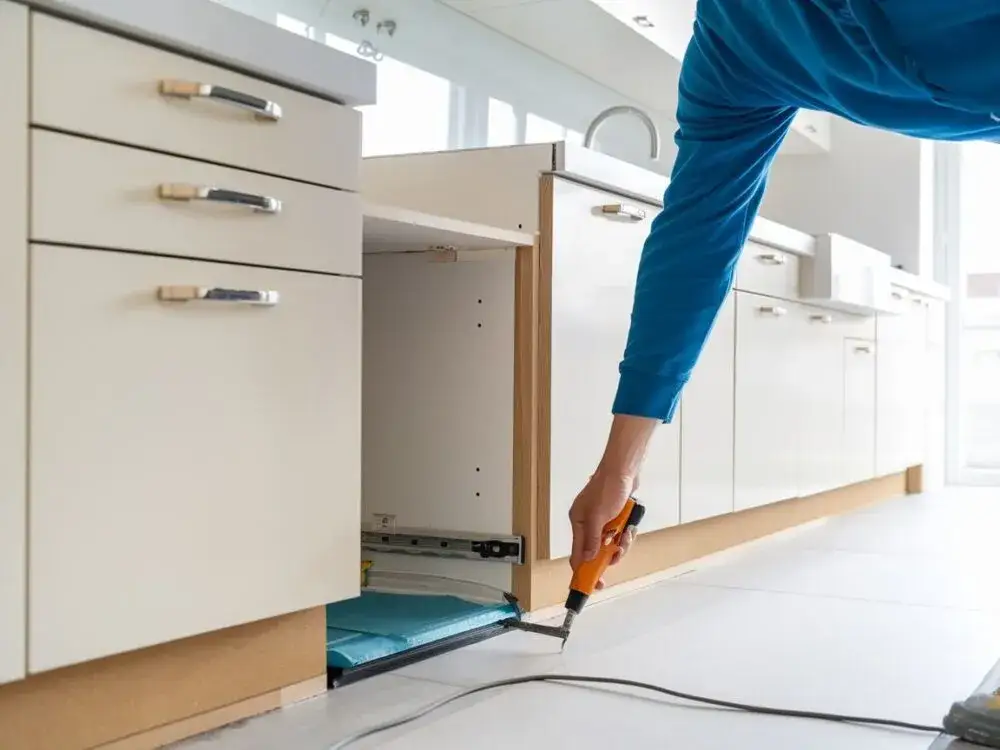 O ile cofnąć cokół w szafkach kuchennych, aby uniknąć błędów?