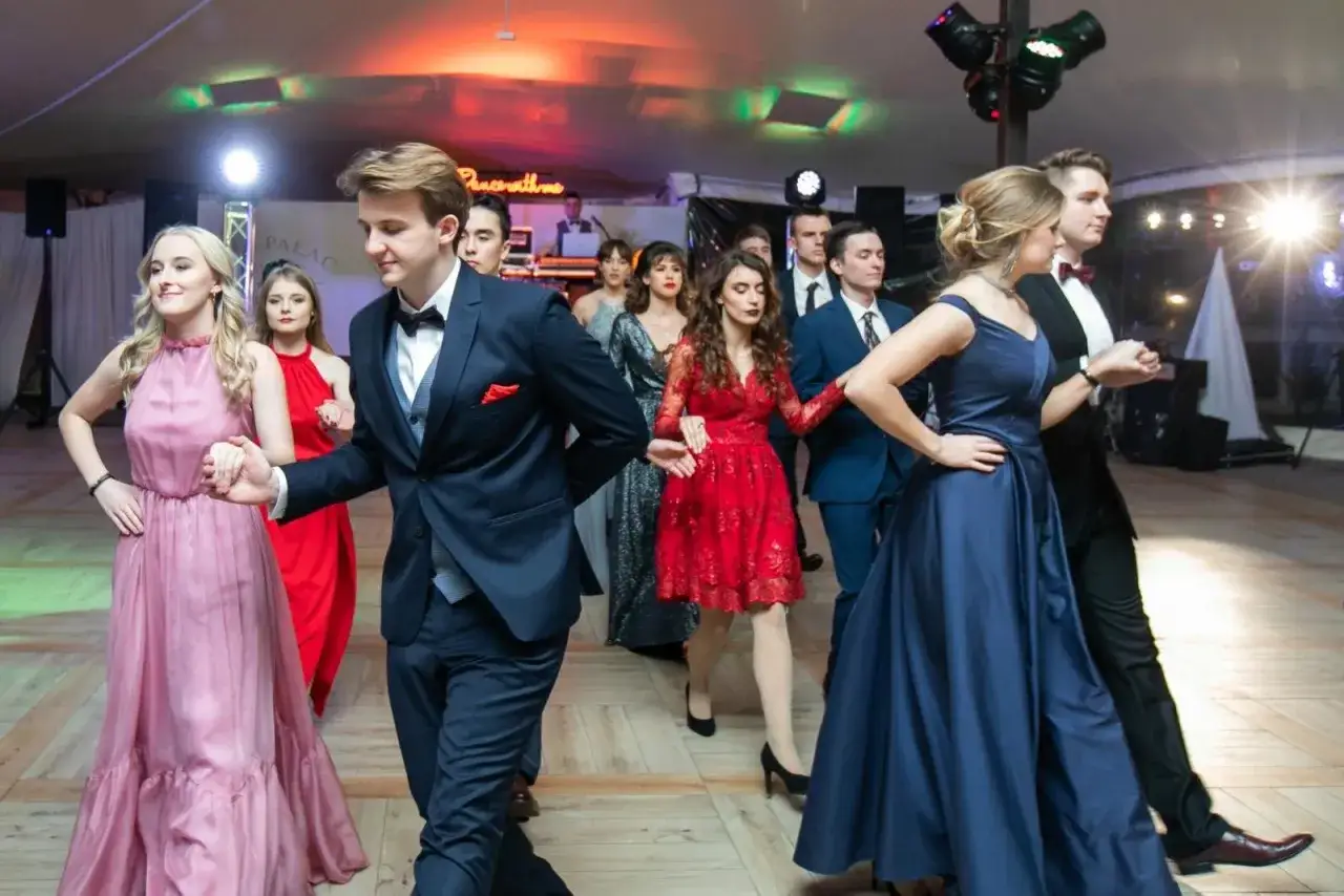 Co ubrać na półmetek? Odkryj eleganckie i wygodne stylizacje