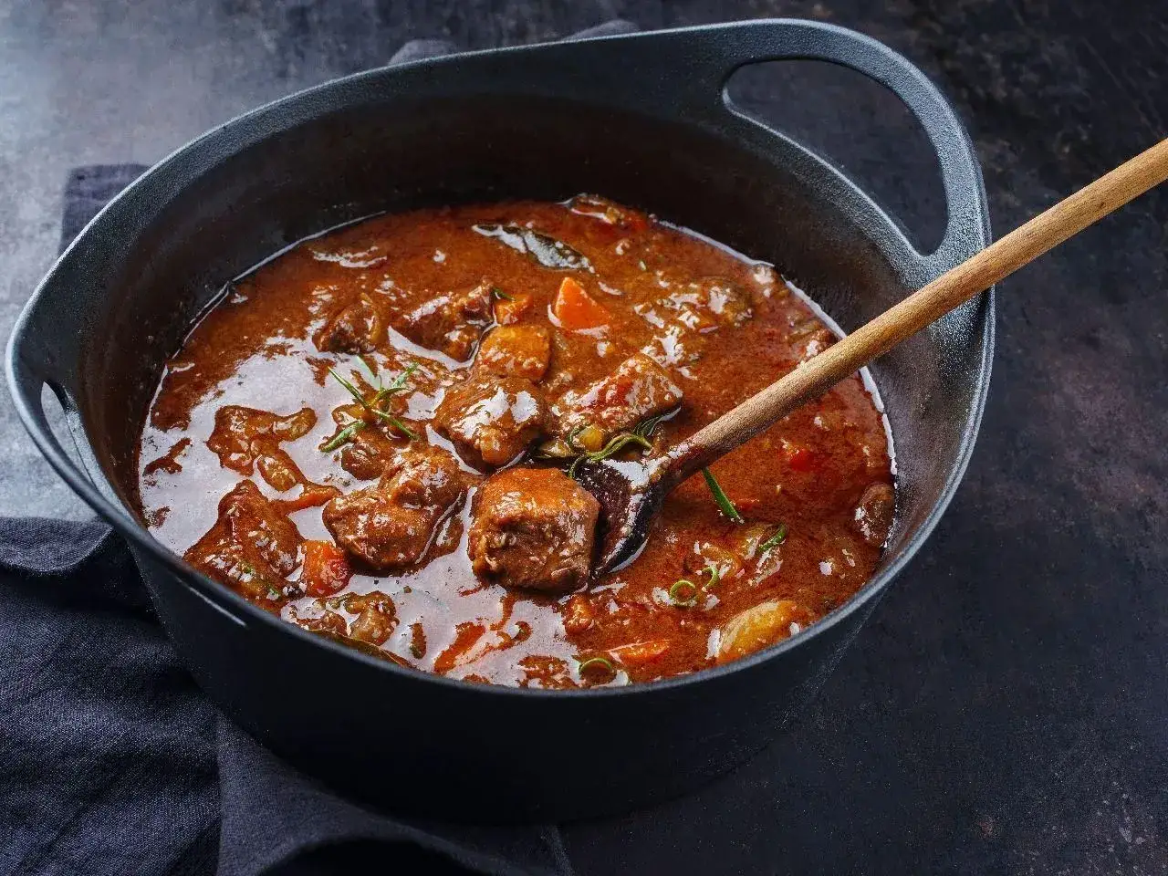 Ile dusić wołowinę, aby uzyskać idealną miękkość i smak?