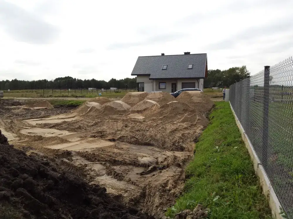 Jaka ziemia na podniesienie terenu? Wybierz najlepsze rozwiązanie dla stabilności