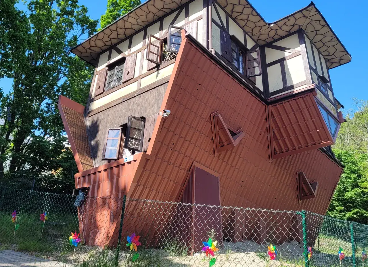 Wywrócony dom w Świnoujściu to świetne świnoujście atrakcje dla dzieci. Kolorowe wiatraczki zachęcają do zabawy.