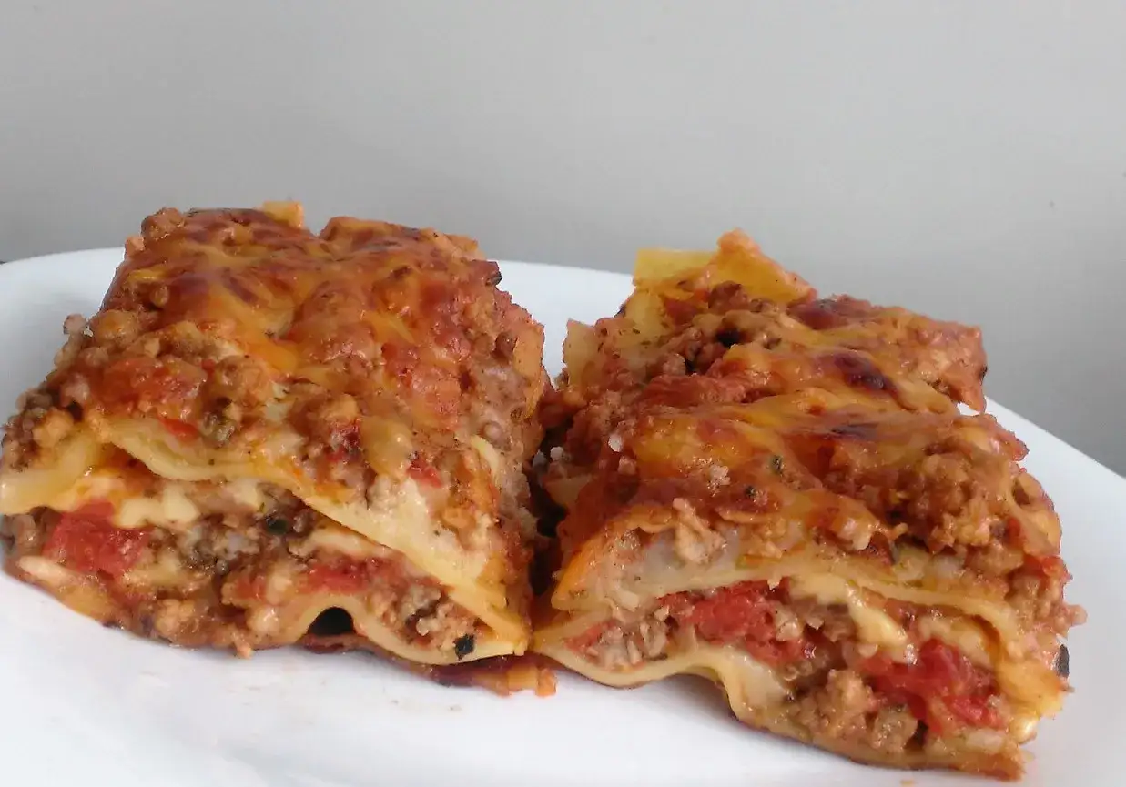 Lazania czy Lasagne? Obie formy poprawne! Jak ich używać?