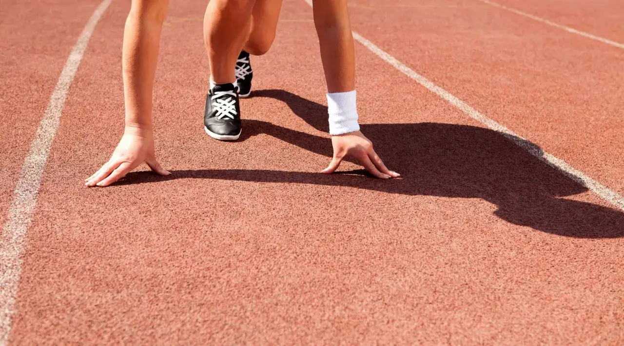 Biegacz na starcie, gotowy do sprintu. Czy to początek wyścigu, czy może symbolizuje, że dnf co to znaczy w sporcie?