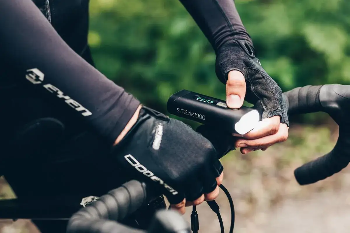 Jaką lampę do roweru wybrać, by zapewnić sobie bezpieczeństwo?