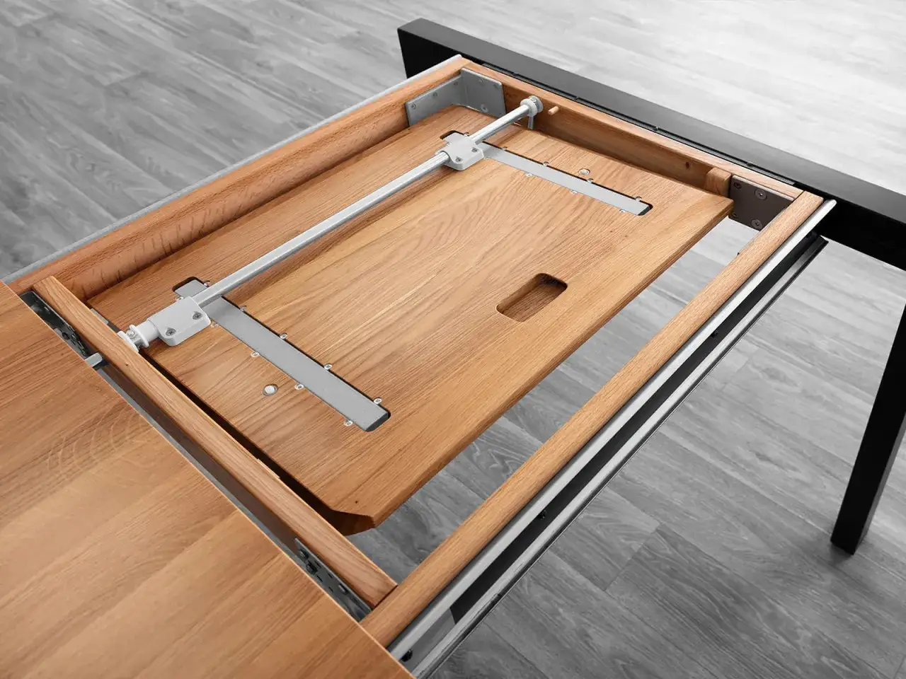 Stół rozkładany czy jednolity? Ekspert radzi: trwałość i mechanizmy