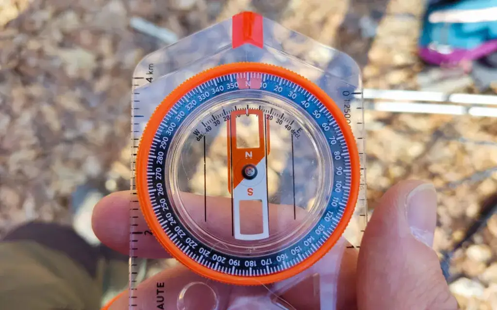 Jak wyznaczyć azymut kompasem? Praktyczny poradnik krok po kroku