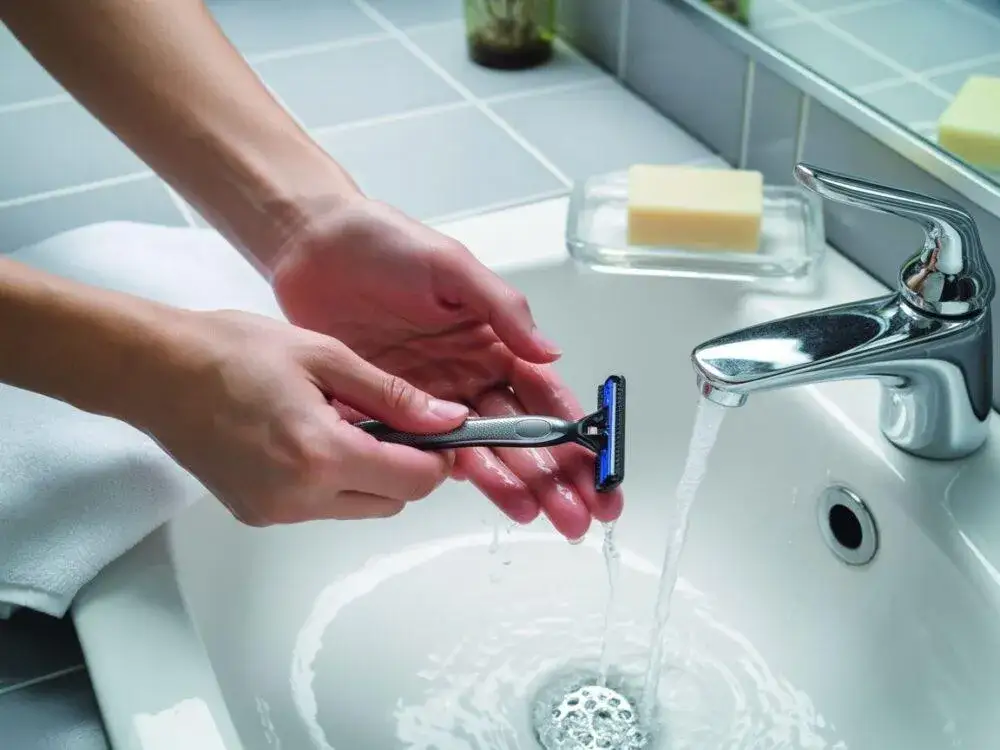 Czym dezynfekować maszynkę do golenia, aby uniknąć infekcji?