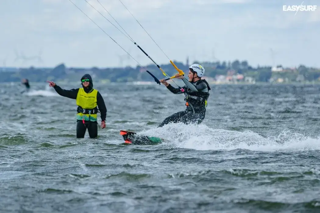 Jak pływać na kitesurfingu? Twój start od podstaw do deski