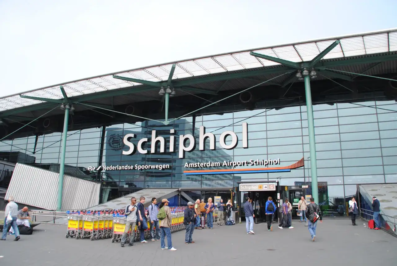 Na lotnisku Schiphol w Amsterdamie, obok wejścia, znajduje się znak z symbolem palenia, co sugeruje, że jest tam palarnia.