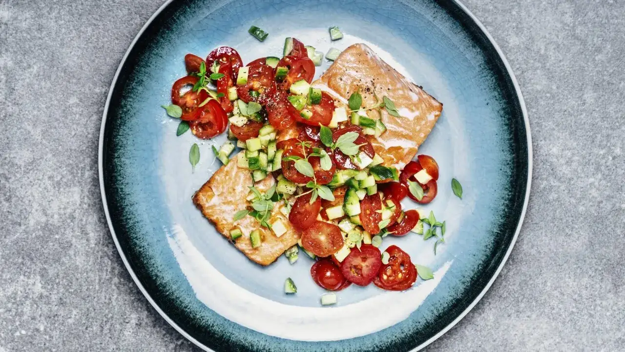 Lachs auf Salat: Rezepte, Tipps & Nährwerte für Ihre gesunde Mahlzeit