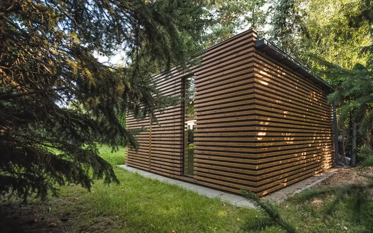 Jakie drewno na domek ogrodowy – wybierz trwałe i ekonomiczne rozwiązania