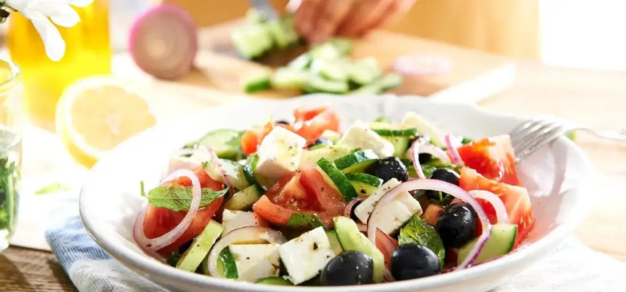 Jakie zioła do sałatki greckiej? Odkryj sekrety smaku!