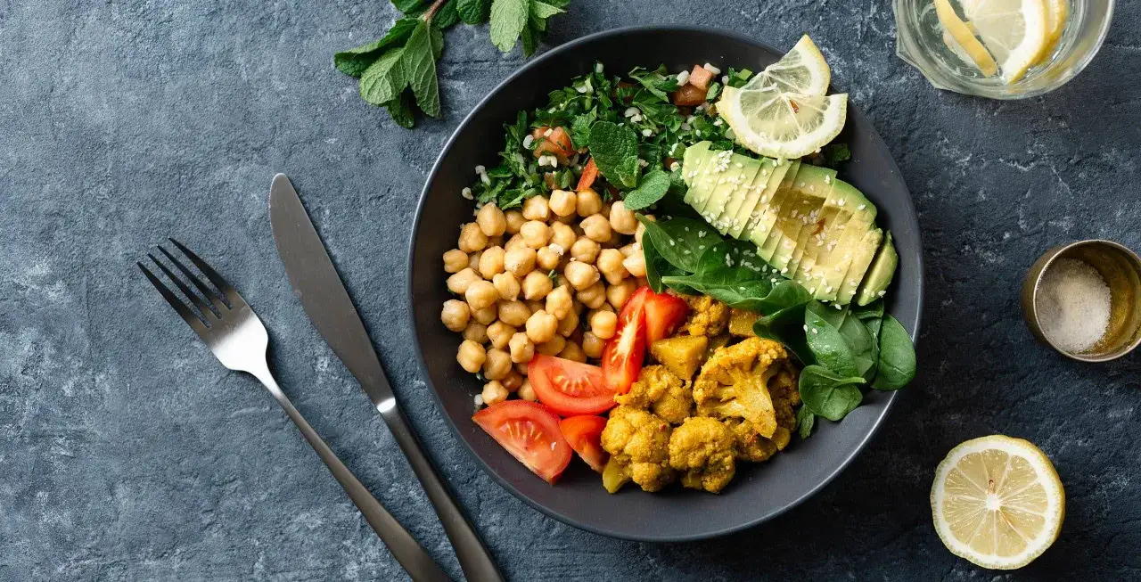 Jak zbilansować dietę wegańską, aby uniknąć niedoborów i cieszyć się zdrowiem