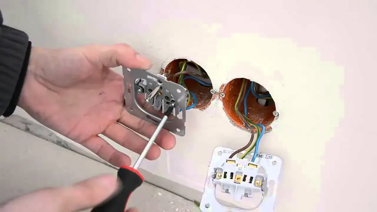 Jak zamontować gniazdko w lamelach bez błędów i z zachowaniem bezpieczeństwa