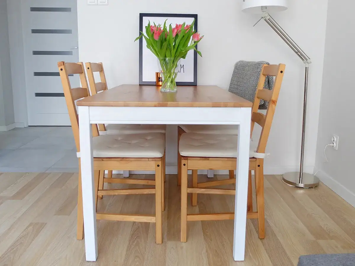 Malowanie drewnianego stołu: Jak osiągnąć trwały i piękny efekt?