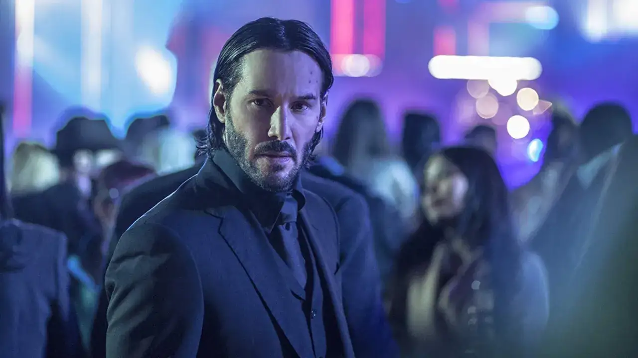John Wick w garniturze, otoczony tłumem w klubie. Czy to zapowiedź kolejnej części, może john wick 5?