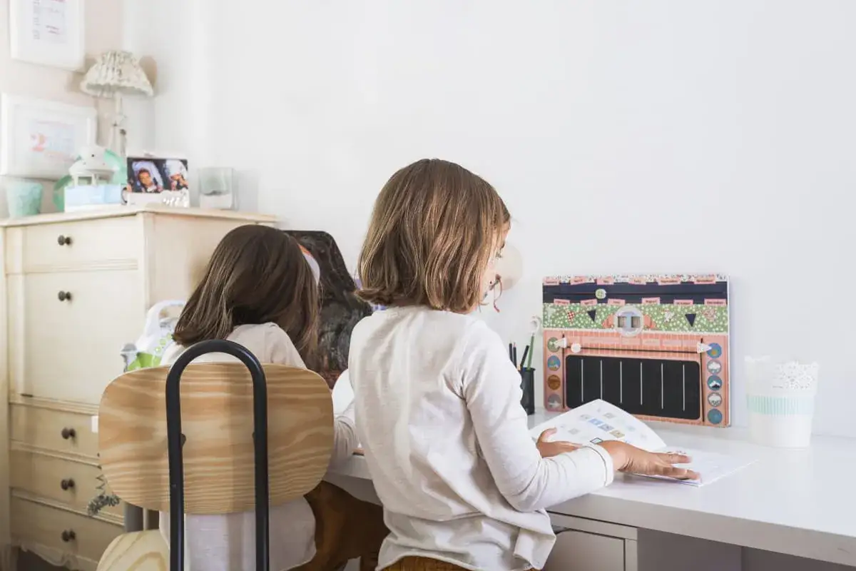 Krzesło dla 7-latka: Jak wybrać ergonomiczne? Poradnik Marty Tomaszewskiej