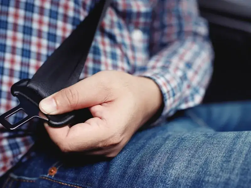 Kiedy nie trzeba zapinać pasów bezpieczeństwa? Sprawdź wyjątki i zasady.