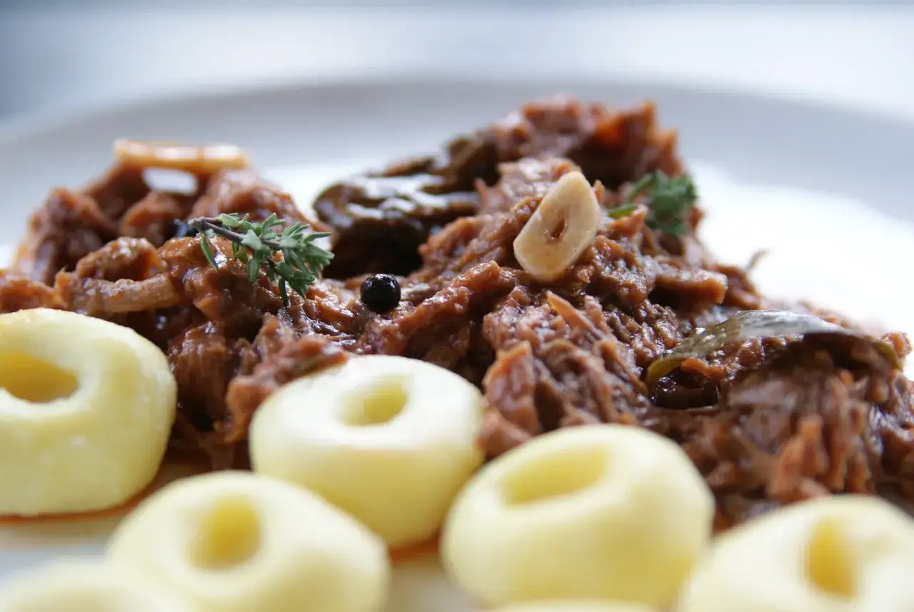 Co zrobić z pieczonych udek? Pyszne przepisy na wykorzystanie resztek