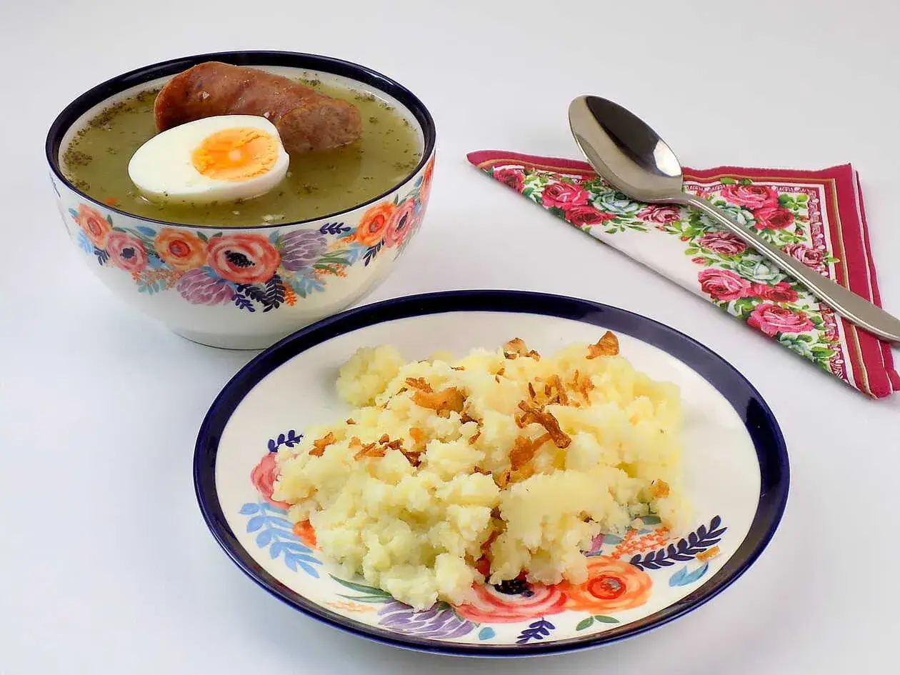 Jak zrobić żurek z butelki z białą kiełbasą – prosty przepis na smaczny obiad