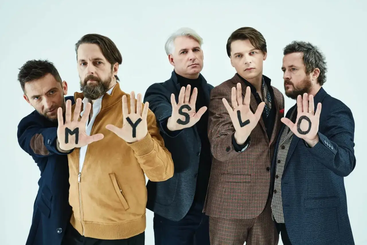 Wyznaj "Kocham Cię" wierszem! Gotowe teksty, klasyka, porady.