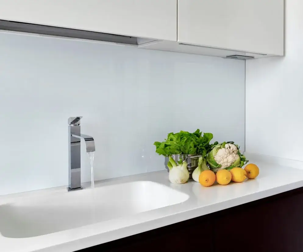 Jak wyczyścić jasny zlew z konglomeratu? Skuteczne triki!