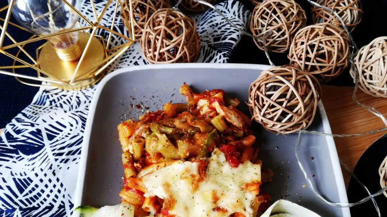 Prosta zapiekanka z cukinią i kurczakiem, która zachwyci smakiem