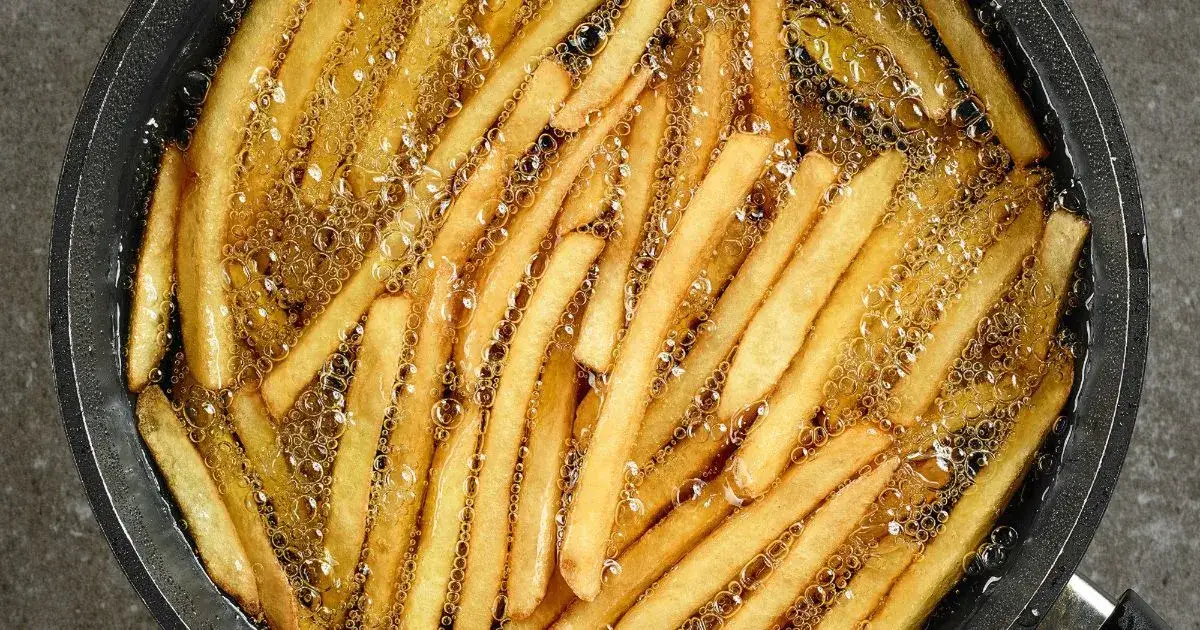 Ile smażyć frytki w oleju, aby były idealnie chrupiące?