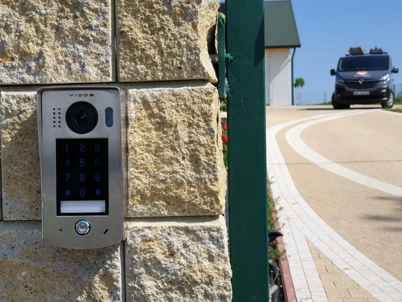 Jaki domofon do furtki wybrać, aby uniknąć problemów z instalacją?