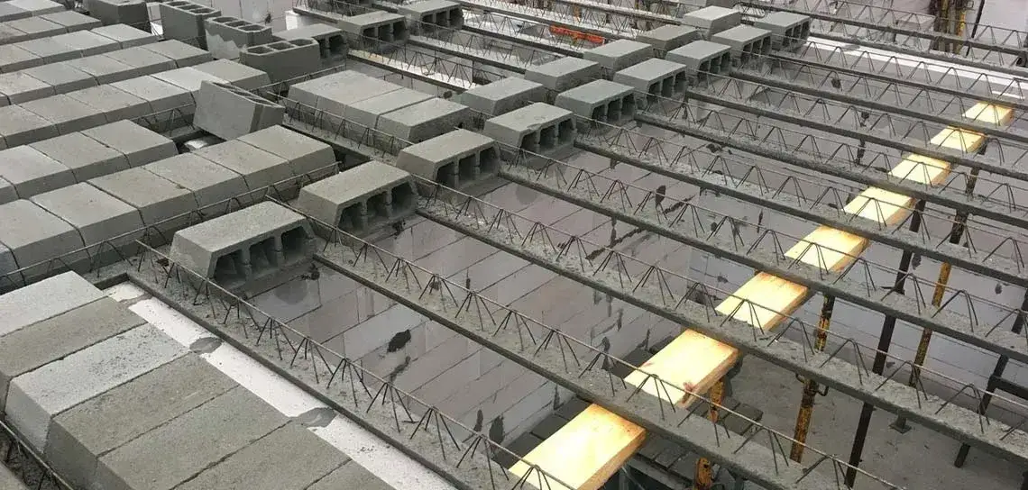 Ile czasu podlewać strop, by uniknąć uszkodzeń betonu?