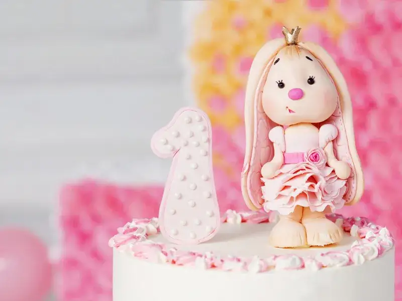 Jak udekorować tort dla dziewczynki? Magiczne pomysły i techniki