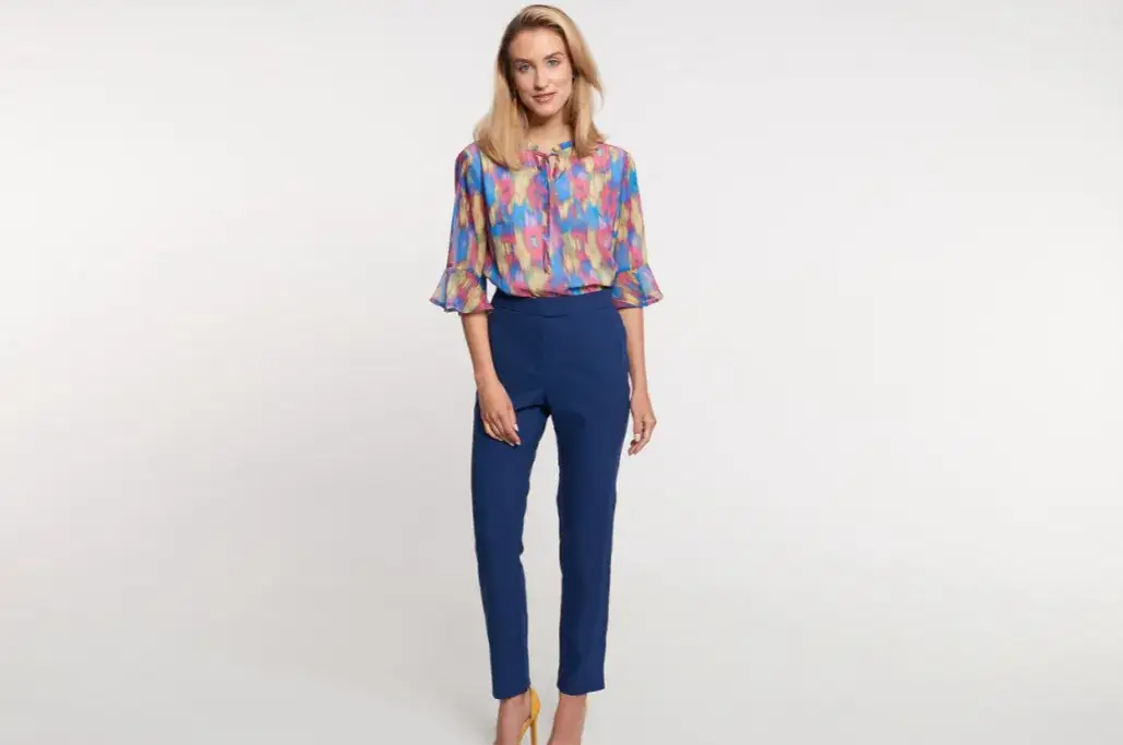 Jaką bluzkę do eleganckich spodni wybrać, by wyglądać stylowo?
