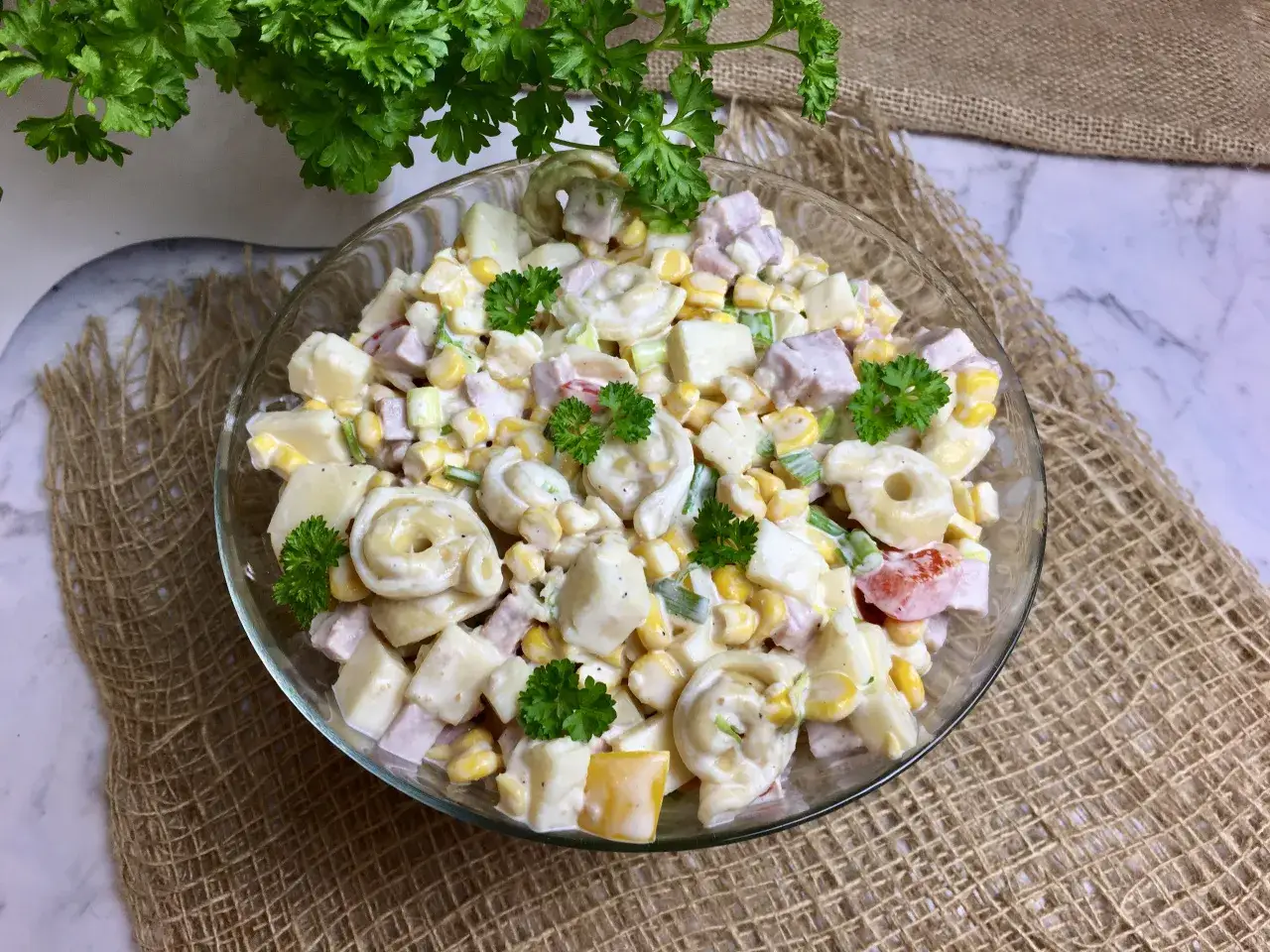 Z czym podawać tortellini z szynką, aby zachwycić gości?