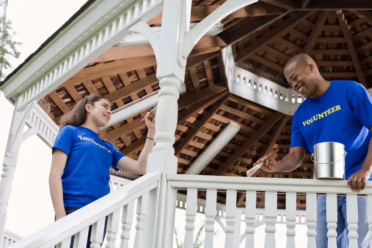 Czym pomalować altanę, aby uzyskać trwały i estetyczny efekt?