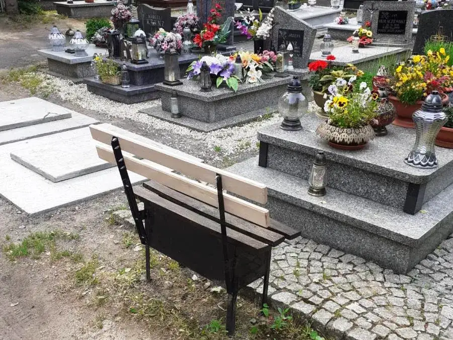 Jak zamontować ławkę na cmentarzu bez zbędnych problemów i kosztów
