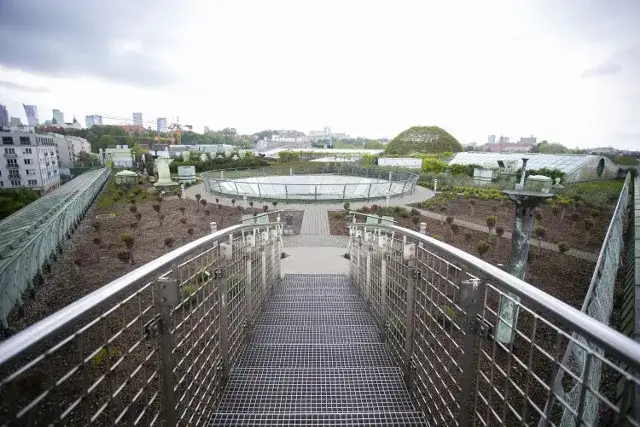 Ogród na dachu biblioteki uniwersytetu warszawskiego – piękno i spokój w sercu Warszawy