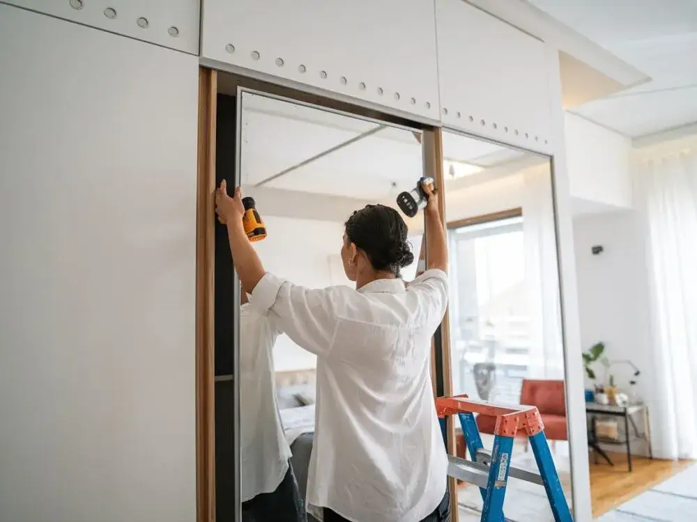 Jak powiesić lustro w przedpokoju? Poradnik krok po kroku
