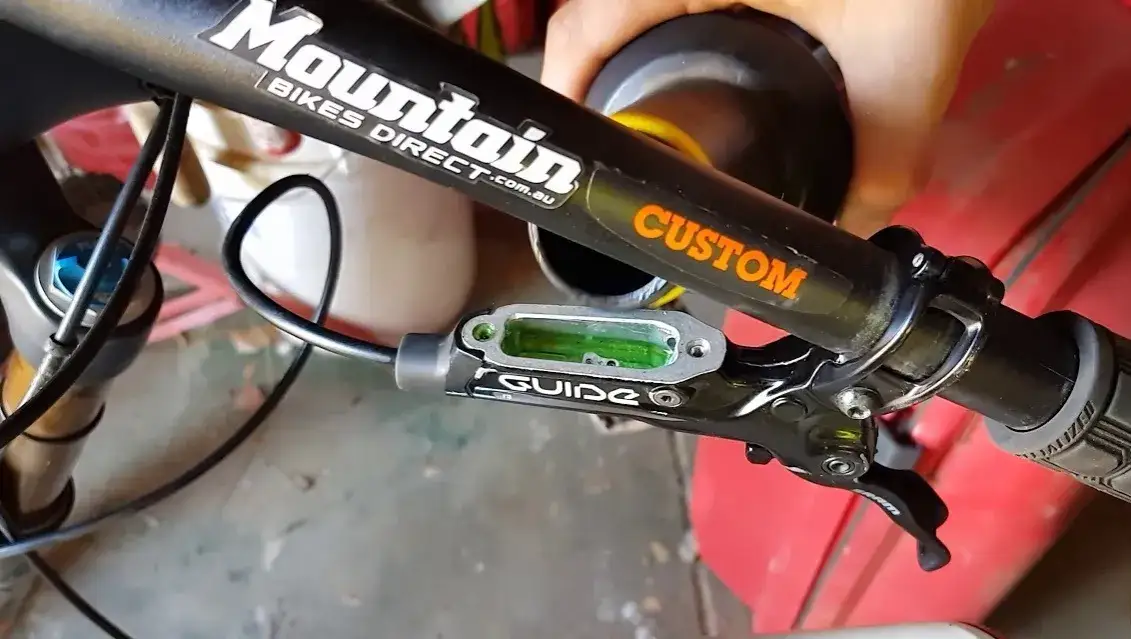 Ile kosztuje odpowietrzenie hamulców w rowerze? Zaskakujące ceny i opcje.