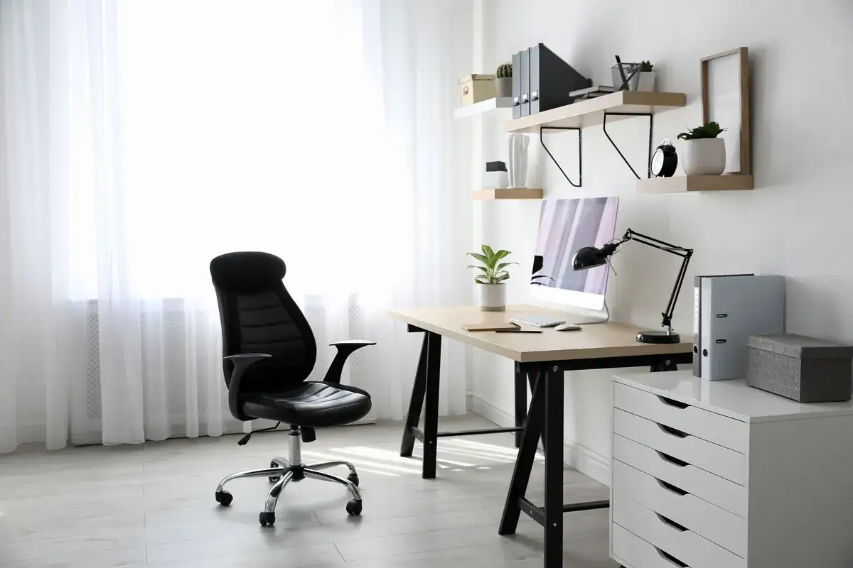 Jak ustawić biurko względem okna: 5 sposobów na idealne miejsce pracy