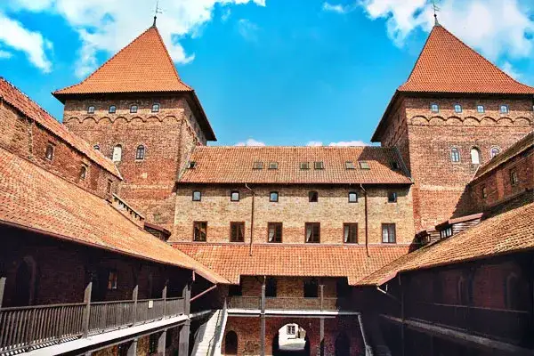 Zamek krzyżacki w Nidzicy: historia, tajemnice i atrakcje turystyczne