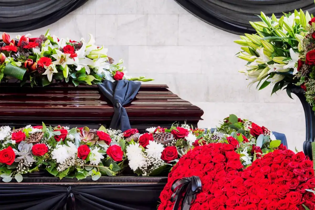 Dlaczego kwiaty po pogrzebie muszą leżeć 6 tygodni? Odkryj znaczenie