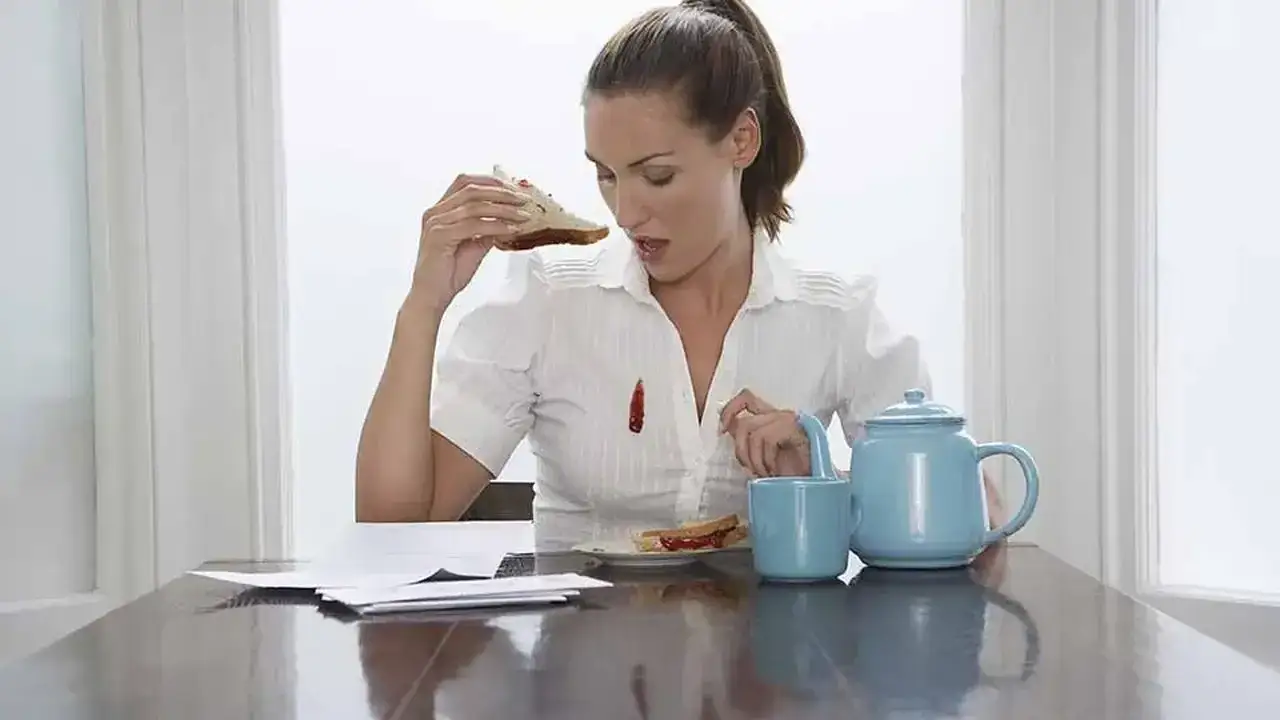 Jak usunąć plamę z białej koszuli? Skuteczne metody na trudne zabrudzenia