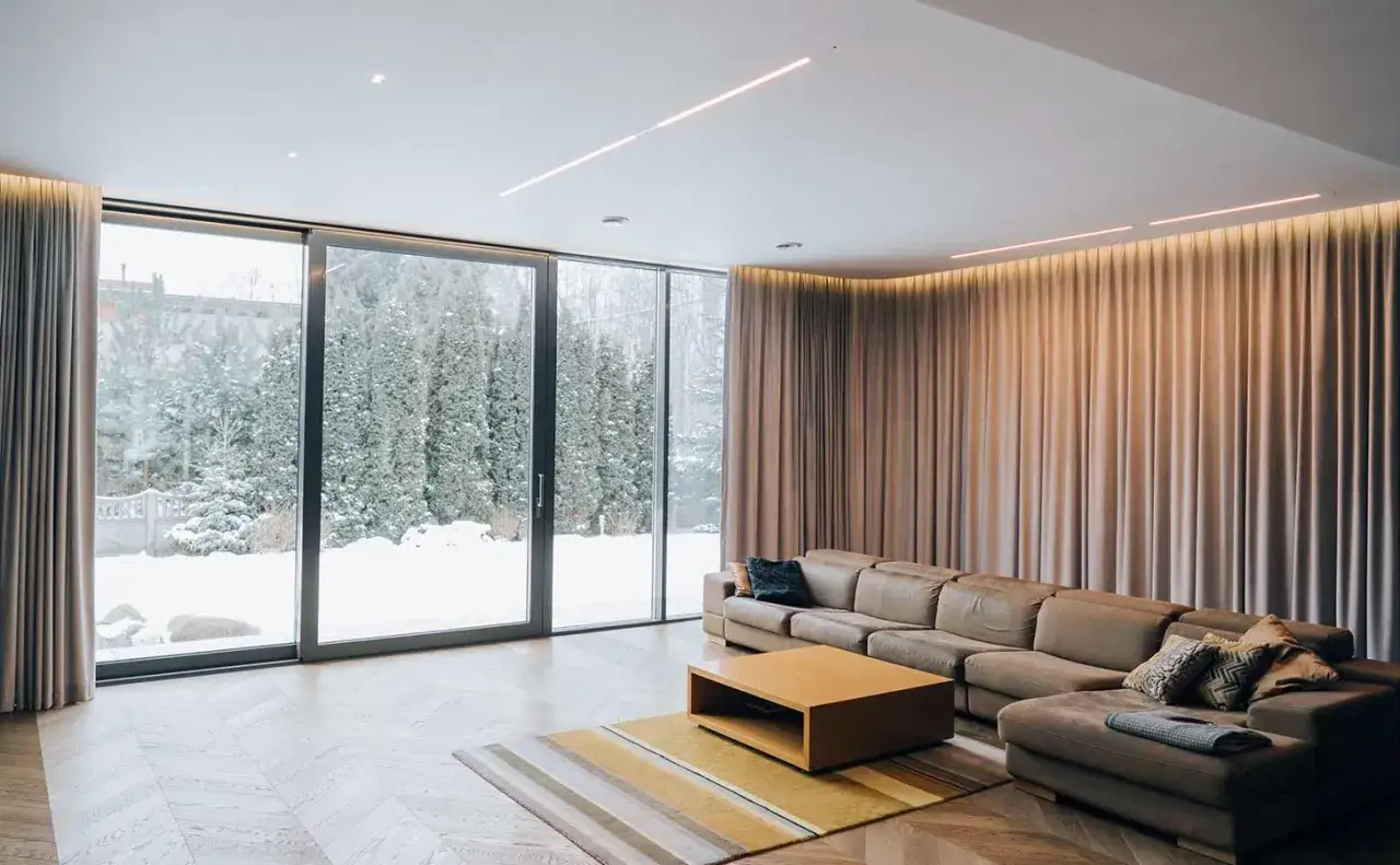 Czym zasłonić okno tarasowe? Odkryj najlepsze rozwiązania i porady