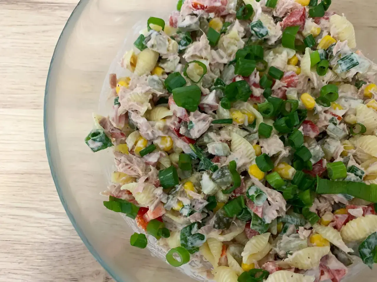 Jakie sałatki na komunię? 10 pomysłów, które zachwycą gości