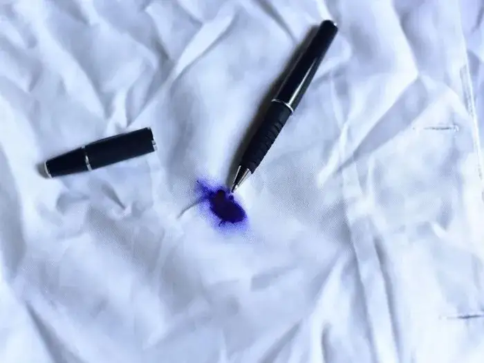 Skuteczne sposoby na to, jak zmyć długopis z bluzy bez śladów