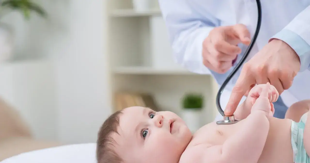 Rozpoznaj zapalenie płuc u dziecka: objawy, alarmy i pilna pomoc